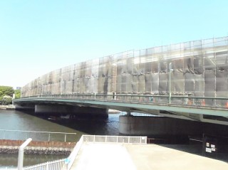 写真　相生橋の橋りょう塗装