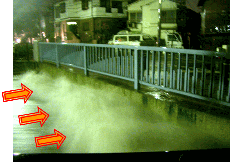 橋桁に洪水が激しくあたっている状況（妙正寺川中野区松が丘二丁目付近）のイメージ