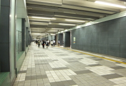 新宿副都心4号街路地下道　歩道の状況の写真