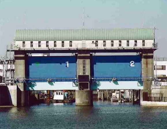 新川東水門の写真