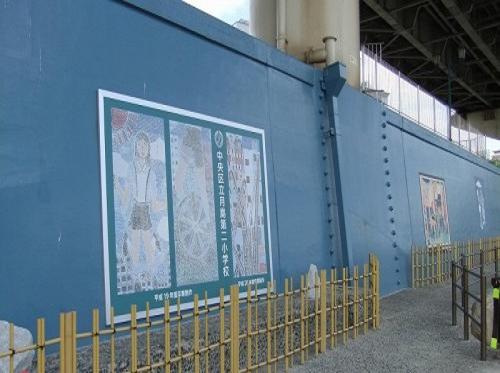日本橋地域の街並みなどの錦絵と地元小・中学校の卒業制作作品の写真２