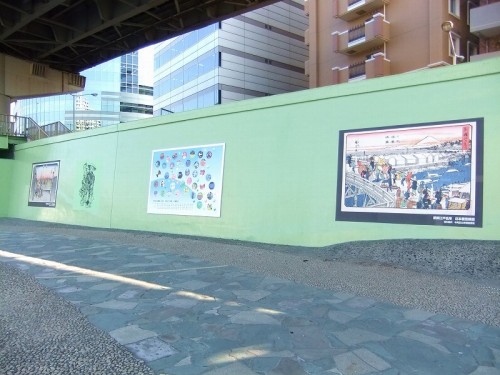 日本橋地域の街並みなどの錦絵と地元小・中学校の卒業制作作品の写真１