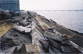 液状化によって崩れた堤防