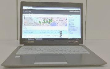 情報通信技術(ICT)を活用した道路管理 レスキュー・ナビゲーション 左:携帯電話 右:パソコン本体の写真