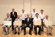 表彰団体のみなさまと記念撮影の写真