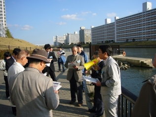 足立区新田地区工事現場視察風景の写真