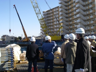 鷺宮調節池　工事状況　平成22年1月都営アパート解体前→平成25年2月工事施工中の様子の写真3