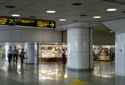 地下広場（イベントコーナー付近）の写真