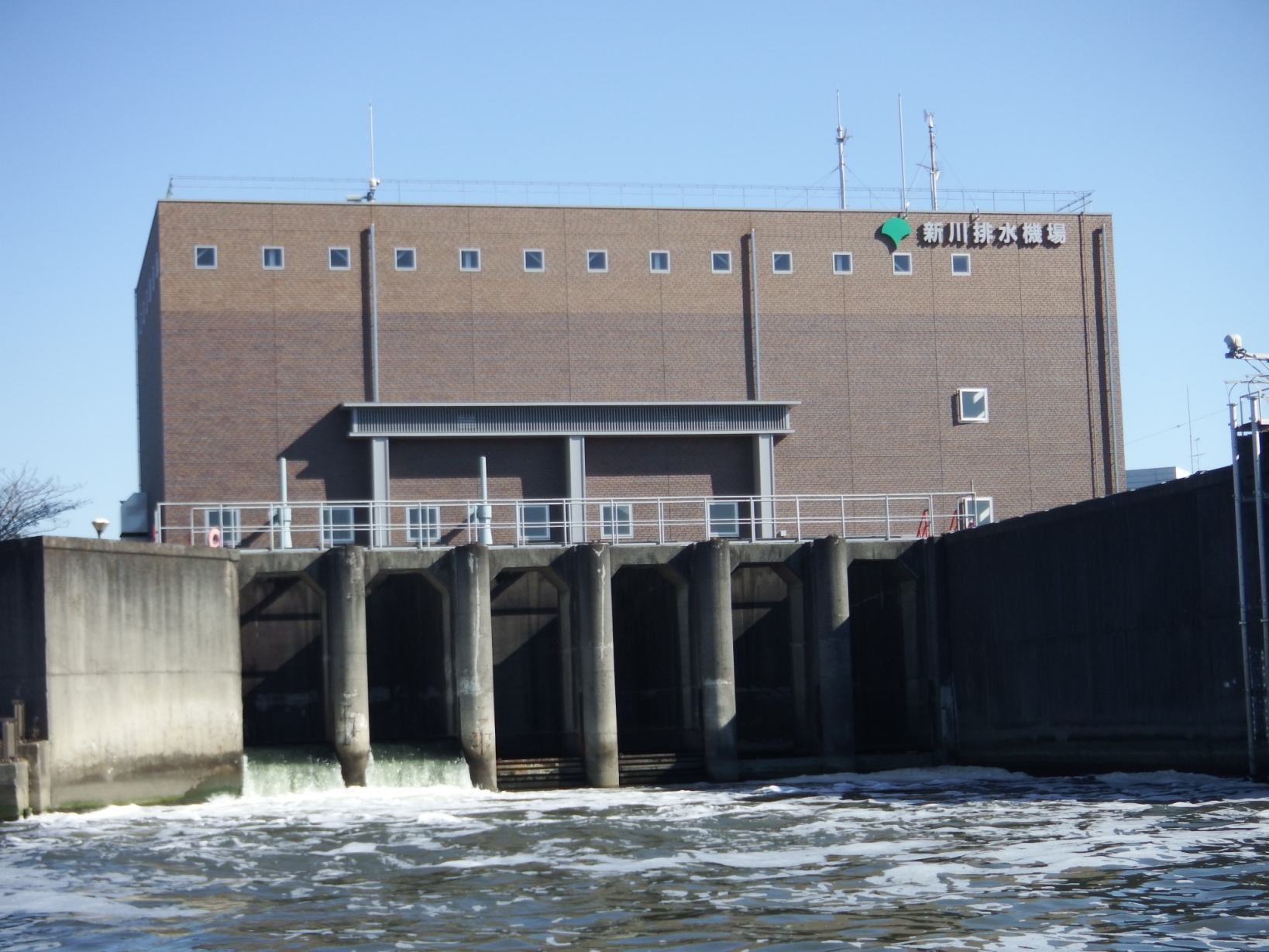 新川排水機場外観