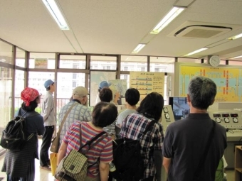 写真５「操作室から船舶の通過を見学」 別ウィンドウで表示します