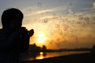 ふれあい部門河川部長賞「いつもの土手で、夕暮れシャボン」の写真