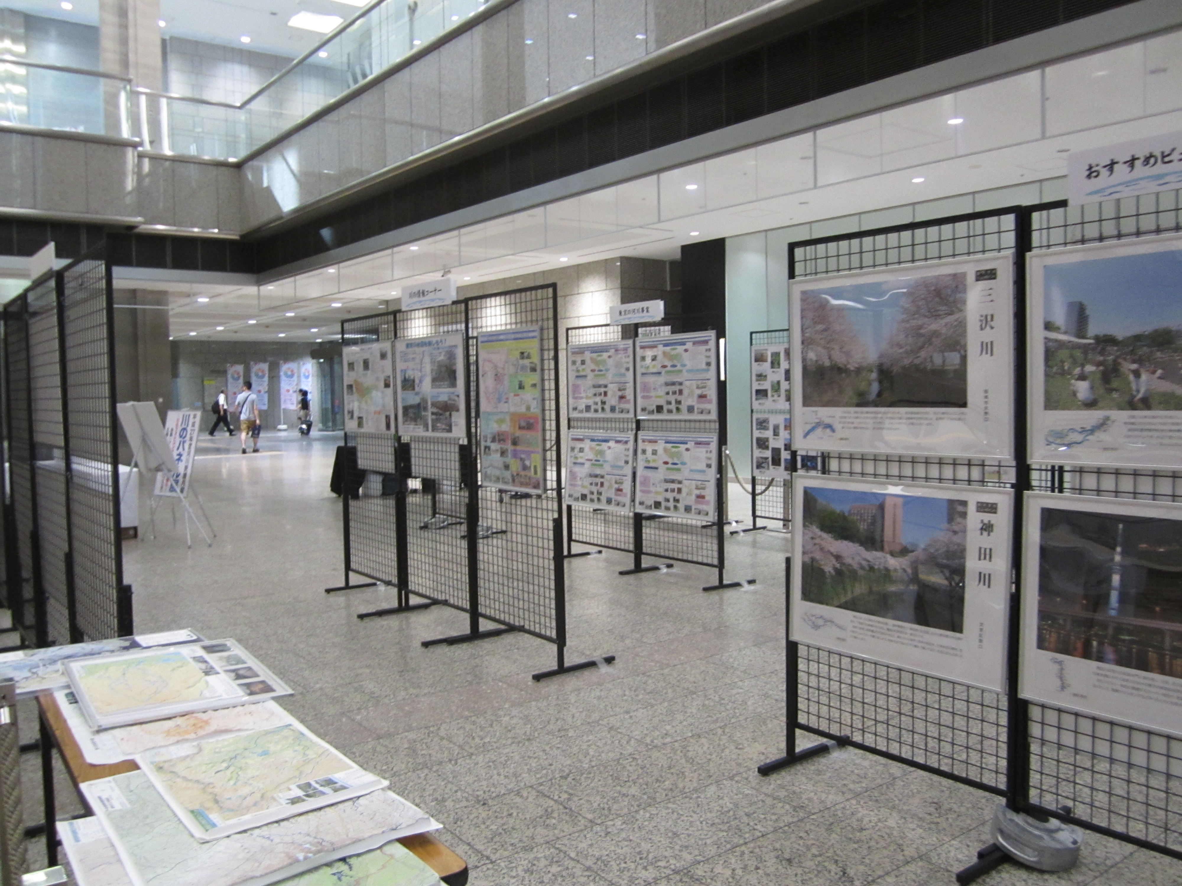 事業紹介パネルの展示 の写真