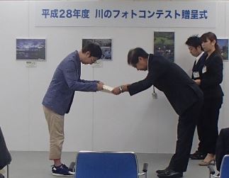 賞状授与の写真２