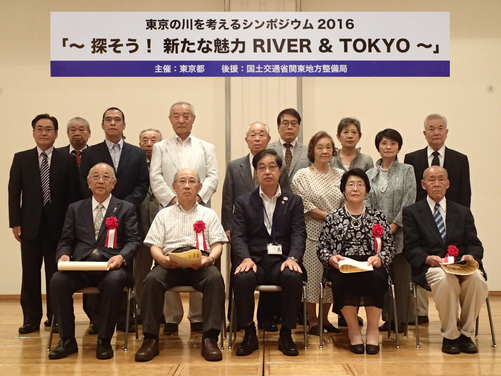 表彰団体のみなさまと記念撮影の写真